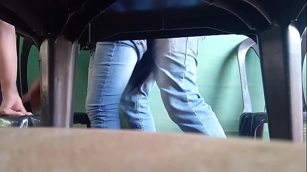 Comiéndose a la secretaria casada a la hora del almuerzo.