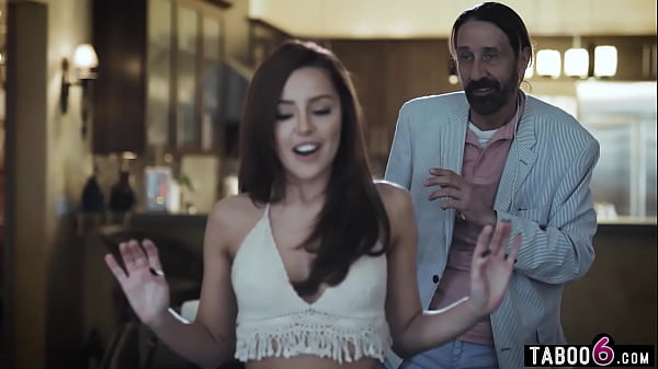 सौतेली किशोरी वन्ना बार्डोट को अपनी नई बेटी से खुश करना बहुत कठिन था