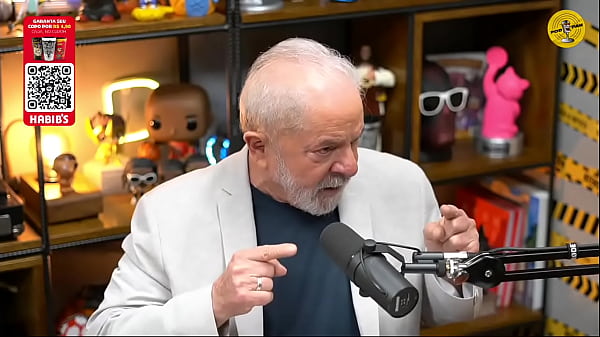 Zwei junge Männer sabbern über den Eiern eines alten Cachaceiro