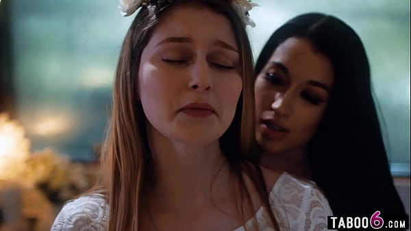 Una teenager lesbica si esibisce in modo bellissimo