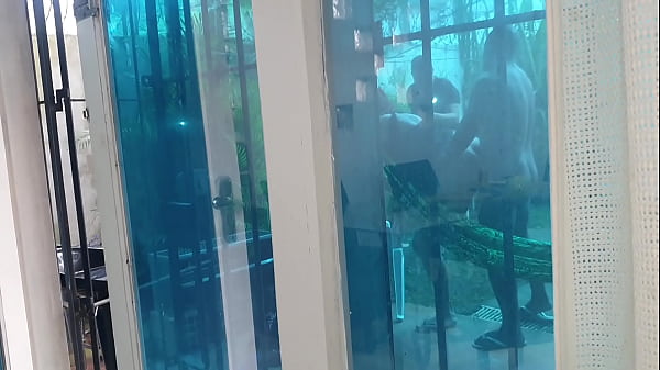 Tôi đã quay cảnh người hàng xóm bị cắm sừng của mình thích thú khi nhìn thấy vợ mình bị dương vật lớn nhất hàng xóm bẻ vào mông. Melissa Devassa - El Toro De Oro