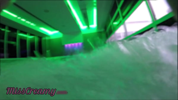 Faccio vedere il mio cazzo di fronte a una giovane ragazza nella piscina pubblica SPA e mi aiuta a masturbarmi - è molto rischioso con le persone vicine - MissCreamy