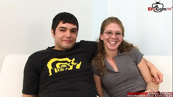 चश्मे वाली पतली पत्नी व्यभिचारी पति के सामने बीबीसी को चोदती है