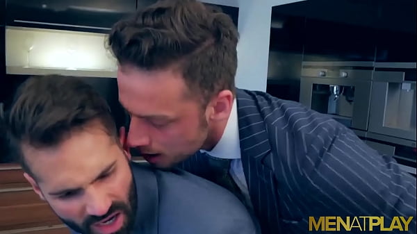 MENATPLAY Le beau mec barbu Dani Robles anal élevé par Damon Heart