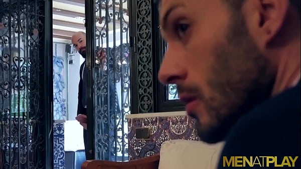 MENATPLAY Classy Andy Star Anal élevé par le gay barbu Max Duro