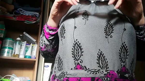 La tua insegnante torna a casa da scuola e ti mostra le sue mutandine e i suoi collant sudati e sporchi