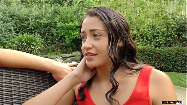 Avi Love è una giovane bionda sexy che ha orgasmi speciali quando viene inculata