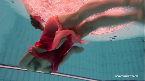 डुना बुल्टिहालो पानी के भीतर सुंदर पोशाक पहने हुए