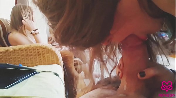 Lừa dối vợ với bạn của cô ấy ngay trước mặt cô ấy