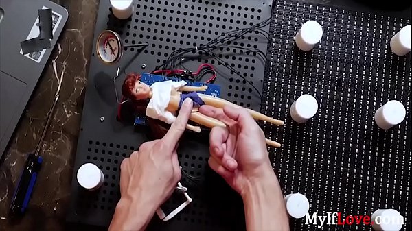 MILF sintética rebota en dos pollas blancas adolescentes- Mercedes Carrera