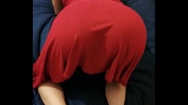 दुबली-पतली युवा लड़की स्वादिष्ट गांड के साथ डॉगी स्टाइल में चोद रही है