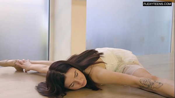 Saule Elastiga, una ragazza flessibile e super sexy