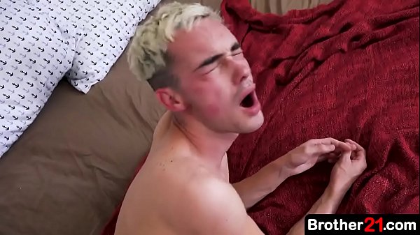 Anh kế lớn tuổi tiến hành trừng phạt cậu bé nghịch ngợm, kéo quần cậu bé xuống và tát vào mông cậu