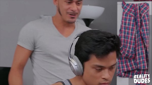 (Cesar Xes) baise son colocataire sympa (Max Blairwood) - Reality Dudes