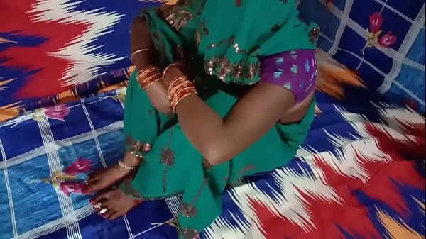 अद्भुत सुंदर किशोर पोज़