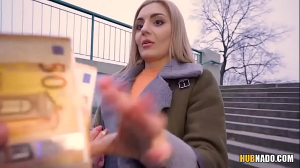 Erstaunliches Teenie-Mädchen tritt in Blondine auf