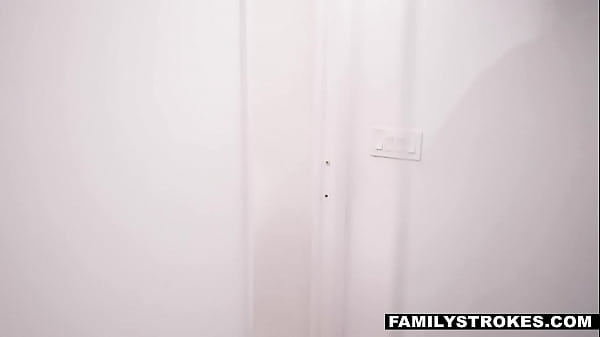 Dopo aver perso il lavoro a causa della quarantena, Duncan Saint torna con i suoi patrigni e la sorellastra Melody Foxx