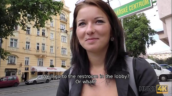 Wildes Teenie-Mädchen hat Spaß im Teenageralter