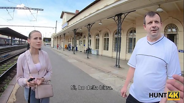 HUNT4K. भाग्यशाली शिकारी ने मोटी रकम के लिए खूबसूरत युवा महिला को चोदा