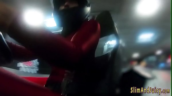 Teenie mit großem Hintern beim Kehlenfick