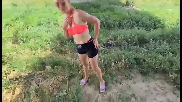 वह उसे गहराई से चूसता है और उसे चोदता है और अपना लंड उसके पेट तक डालता है और वह आनंदित हो जाती है। सब कुछ सार्वजनिक रूप से होता है और यह उसे पागलपन की हद तक उत्तेजित कर देता है।