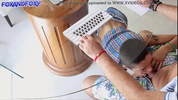 4K Hot teen fait une pipe profonde sous la table