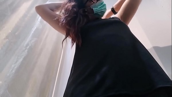 Tu va in un negozio di abbigliamento e si infila le mutandine nella figa mentre prova dei jeans