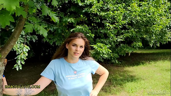 Chica con enormes tetas Taylee Wood recibe etiqueta en equipo con su padrastro y su hijastro con una gran polla