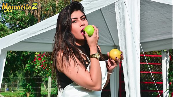 CARNE DEL MERCADO - #Carmen Lara - La sexy latina sa come trascorrere il suo tempo libero