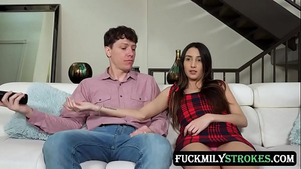 La giovane e carina Natalia Nix non riesce mai a mettere le mani sul telecomando perché il fratellastro Rion King è sempre pronto. - SCENA COMPLETA su http://FuckmilyStrokes.com