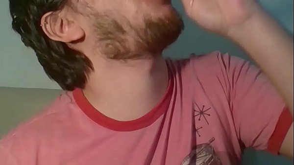 Ragazzo gay disperato succhia il ghiacciolo finché non è finito