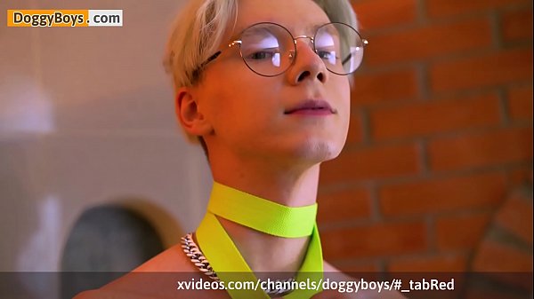 Cậu bé tuổi teen Karol Gajda với một viên đạn đồ chơi rung nhỏ