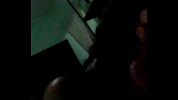 Come una piccola puttana che chiede un cazzo, entro nella sua stanza per succhiargli il cazzo delizioso e lei lo adora. VOGLIO CHE MI PENETRATE!!!!