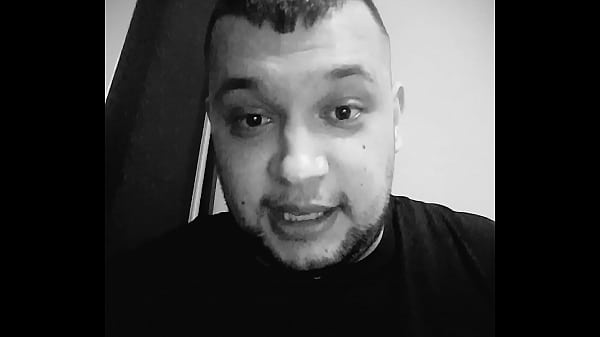 Cô gái trẻ hoang dã tạo dáng