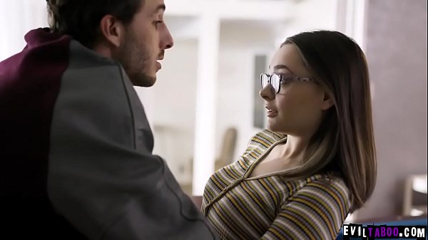 Le jock superstar Lucas Frost a eu une interview avec ce journaliste adolescent vierge Aften Opal. Il l'a convaincue de le laisser baiser sa nouvelle chatte d'adolescent.