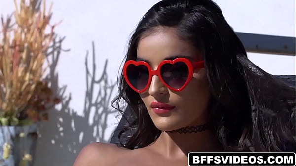 Die superheißen Freundinnen Emily Willis und Jewels Blu werden beide in einem heißen Dreier am Pool gefickt