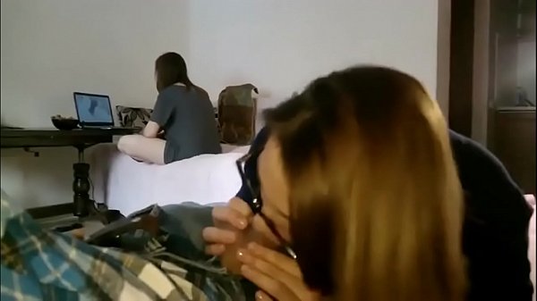 gli studenti stanno giocando al computer, la sua amica ha segretamente fatto un pompino al suo ragazzo