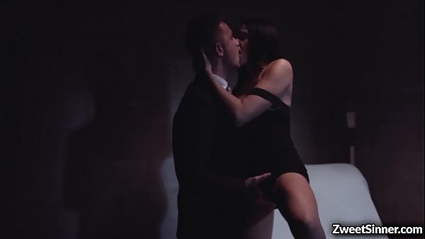 Ragazza teenager sexy si diverte in un'adolescente