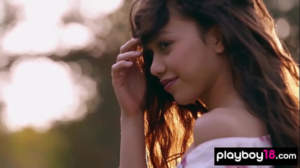 Kit Rysha, une jeune au visage mignon, fait un strip-tease sensuel en plein air.