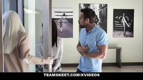 TeenPies - La giovane Kiara Edwards si fa fare un creampie dal vicino