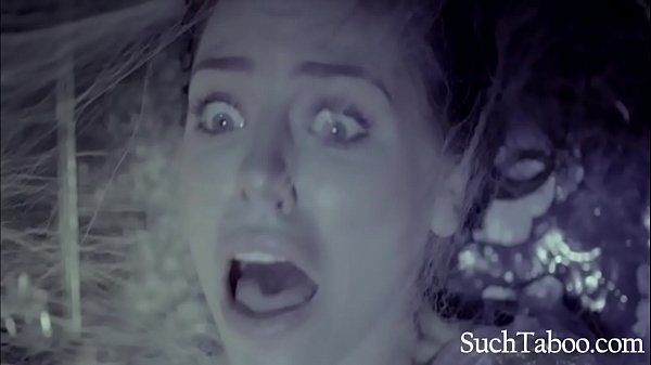 जोड़े को एलियंस द्वारा ले जाया गया और लाइव सेक्स शो में अभिनय के लिए तैयार किया गया