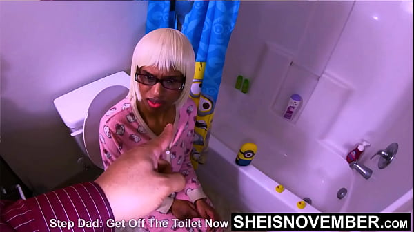 HD Salta via dal comò, smettila di pisciare e scopami troia, l'ho detto alla mia figliastra, impregnando la figa bagnata durante la torta di crema alla cowgirl e la scopata a pecorina, puttana bionda sexy ebano Sheisnovember, grandi tette cadenti, areole scure finte di lunedì