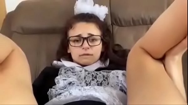 Den Arsch des heißen, ungezogenen Dienstmädchens essen