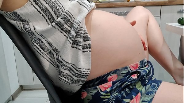 ma femme enceinte et excitée se masturbe sa chatte fine seule à la maison