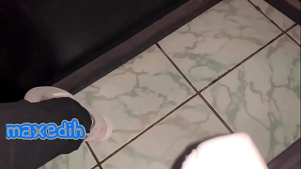 Jugando con un joven cabezón en la fiesta