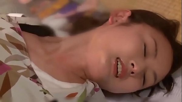 愉快地操她的阴部