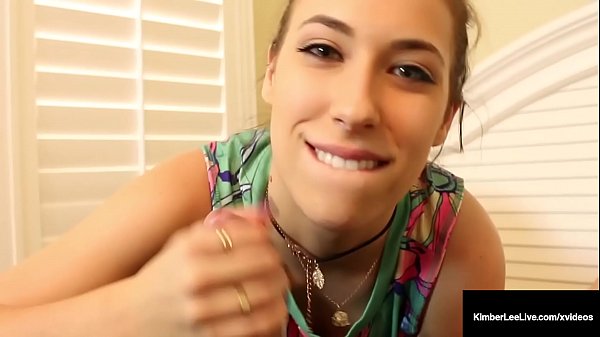 La calda Kimber Lee succhia il tuo cazzo per drenare il tuo latte appiccicoso