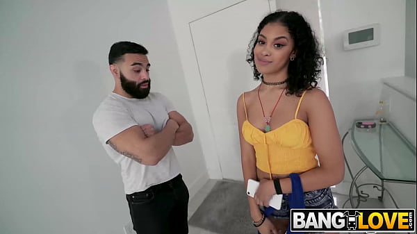 Jeni Angel scopa in una giornata piovosa