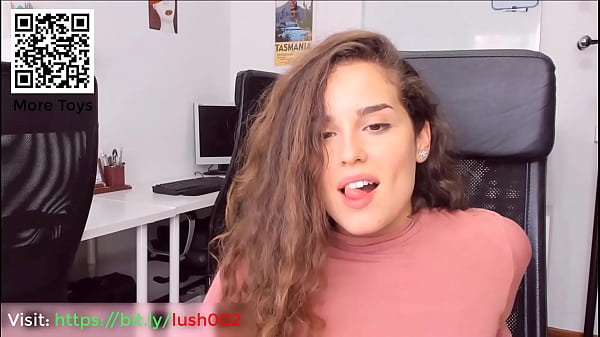 Pinky Girl spielt Spielzeug und bekommt einen Orgasmus.