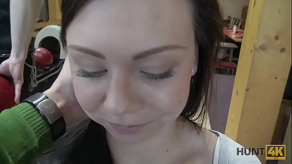 HUNT4K. Brunette hút vòi nước và cho âm đạo đến khoan vì tiền mặt